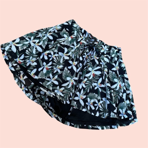 SEEK THE LABEL FLORAL BLACK SCORT/ SKIRT WITH INTERNAL SHORTS FLOWY SIZE MEDIUM - Picture 1 of 6